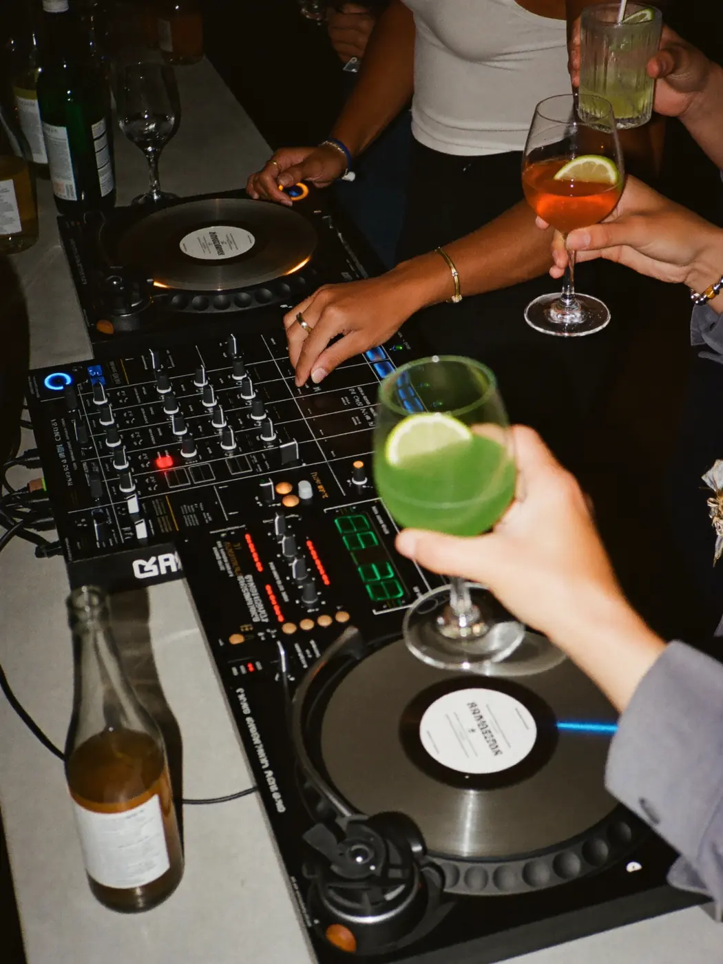 Ein DJ legt auf